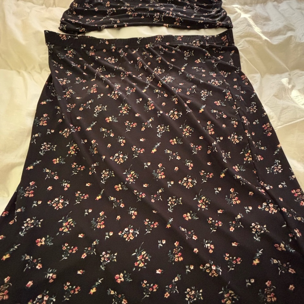 Dark Floral Crop Top and Skirt Set - Picture 2 of 4